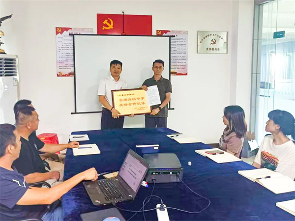 中飛副總經(jīng)理賴銳鋒先生(右)向正睿咨詢集團(tuán)頒發(fā)牌匾及感謝信 中飛副總經(jīng)理賴銳鋒先生(右)向正睿咨詢集團(tuán)頒發(fā)牌匾及感謝信